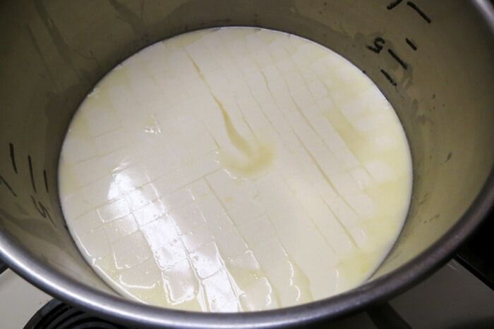 Нарезанный сырный сгусток перед формированием сырной массы.