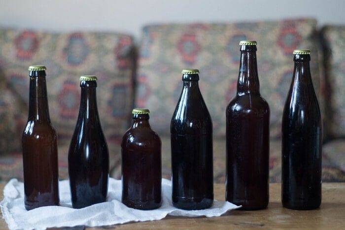 Различные стеклянные бутылки для хранения домашнего пива.