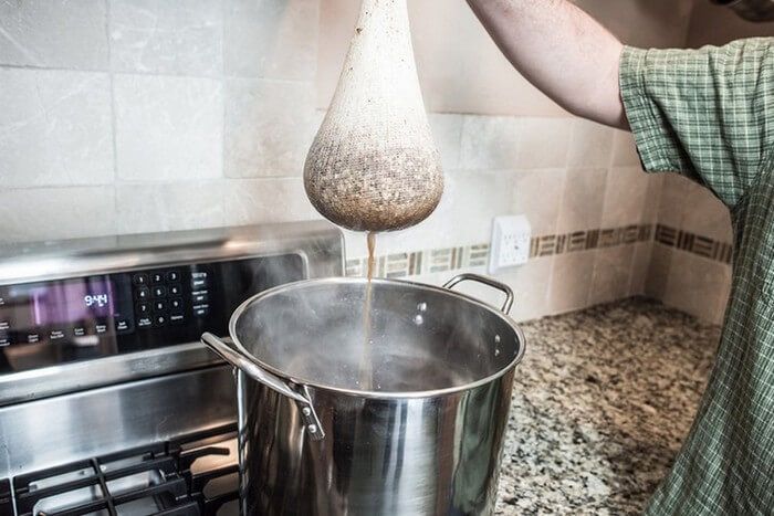 Нейлоновый мешок со специальным солодом во время варки пива их экстракта по методу замачивания зерна.